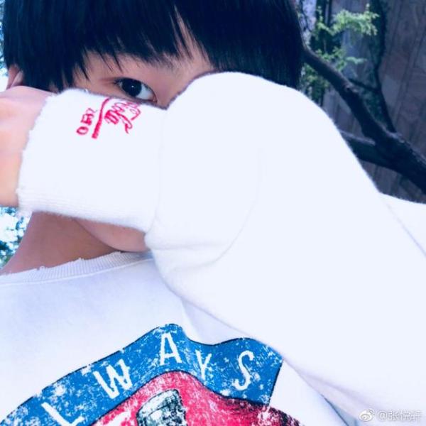 天天帅气遮脸自拍网友这哪是自拍分明是在撩妹啊