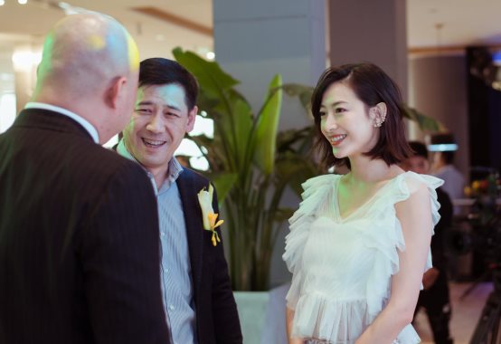 温雅双语主持时装周活动与江疏影同台气质满分