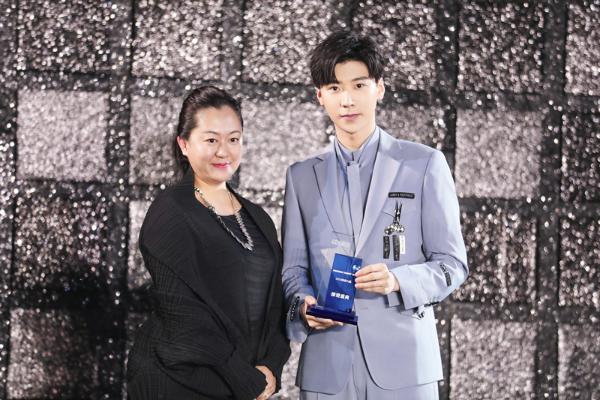 王博文获颁摩登风尚潜力艺人感恩粉丝:我的偶像力量