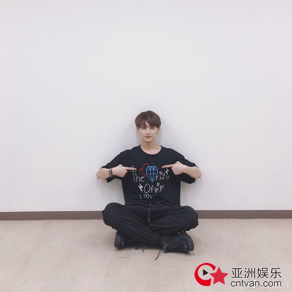 当天零点一到,同组合的另一位中国成员徐明浩在