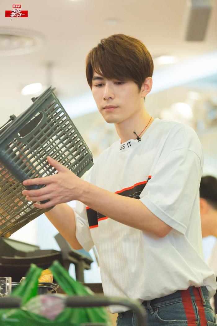 《我家那小子》中,陈学冬老家朋友去家里做客,两人谈及初高中同学某些