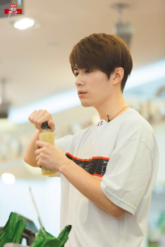 《我家那小子》中,陈学冬老家朋友去家里做客,两人谈及初高中同学某些