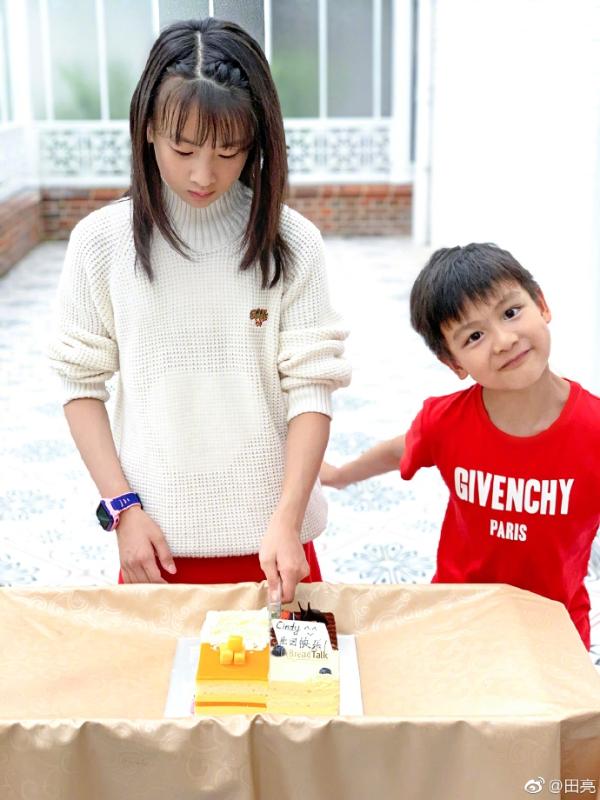 田亮叶一茜为女儿庆祝生日张悦轩森碟久违同框