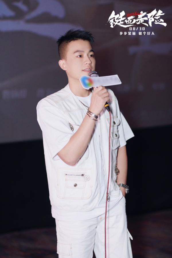 电影《铤而走险》中,欧豪饰演的"亡命徒"夏西从一开始的雨夜扒车拖行