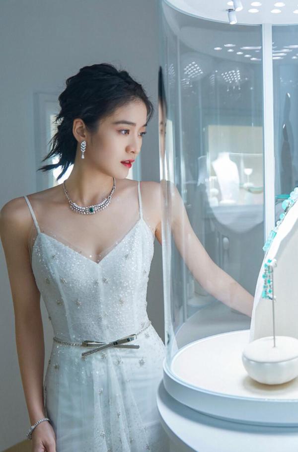 张雪迎受邀出席某品牌在上海举办的高级珠宝展,以一袭纯白色吊带星空
