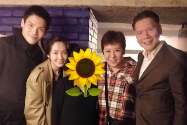向太一家聚餐照曝光 郭碧婷穿风衣婆婆穿短裤甜笑温馨_TOM明星