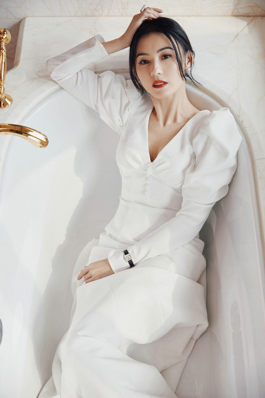 张柏芝白色礼服秀迷人天鹅颈 气质出尘美得令人心动