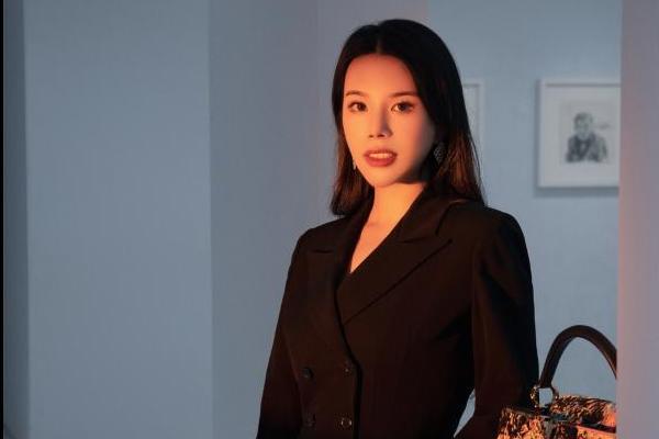 余晚晚出镜LV大片又飒又美 展现艺术与时尚碰撞独特魅力_TOM明星