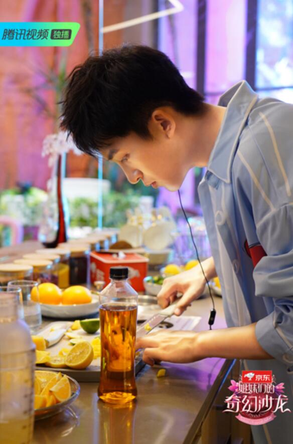 黄子弘凡认真准备饮品.jpeg