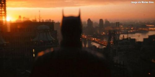 新版本《蝙蝠侠》导演马特·里夫斯发剧照 “蝙蝠侠”俯瞰哥谭市