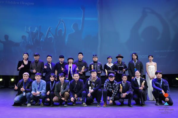 2021“平遥之夜”颁出多项荣誉 《地球最后的导演》致敬电影_久之资讯_久之网