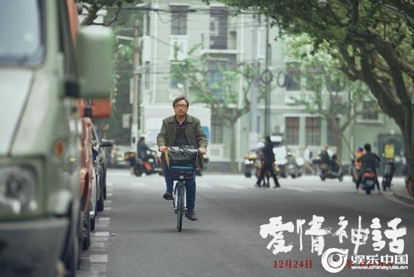徐峥骑车在街道骑行.jpg