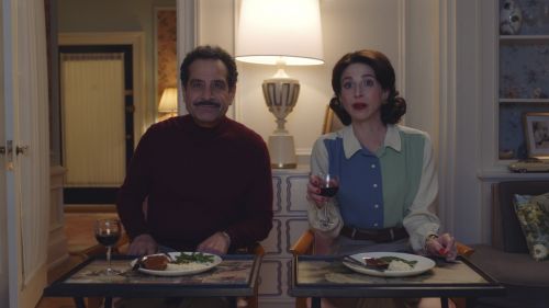 美剧《了不起的麦瑟尔夫人》第四季曝剧照 米琪与父母率先亮相