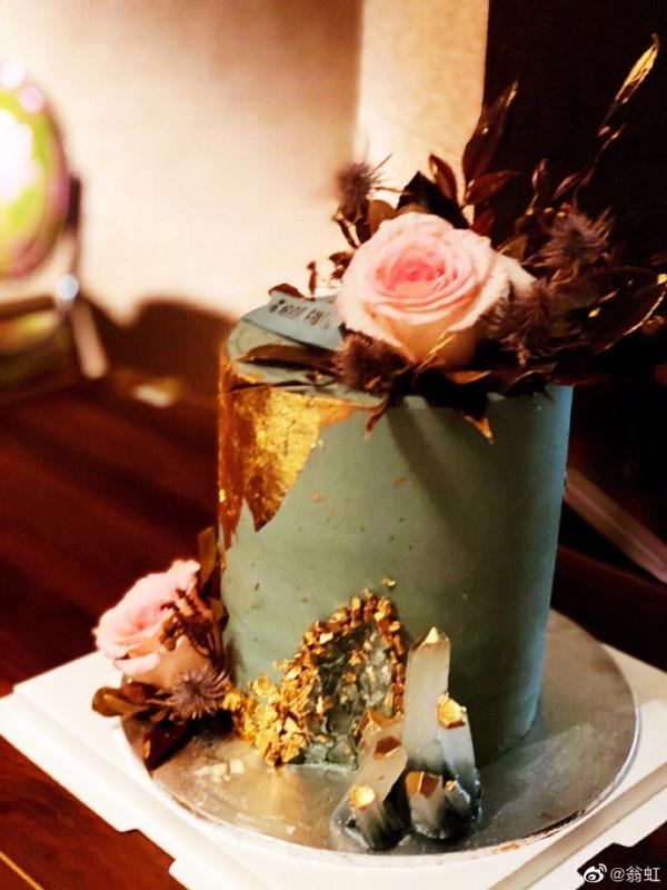 翁虹晒婚纱旧照庆祝结婚15周年 设计水晶花蛋糕心意满满_久之资讯_久之网