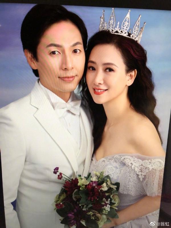 翁虹晒婚纱旧照庆祝结婚15周年 设计水晶花蛋糕心意满满_久之资讯_久之网