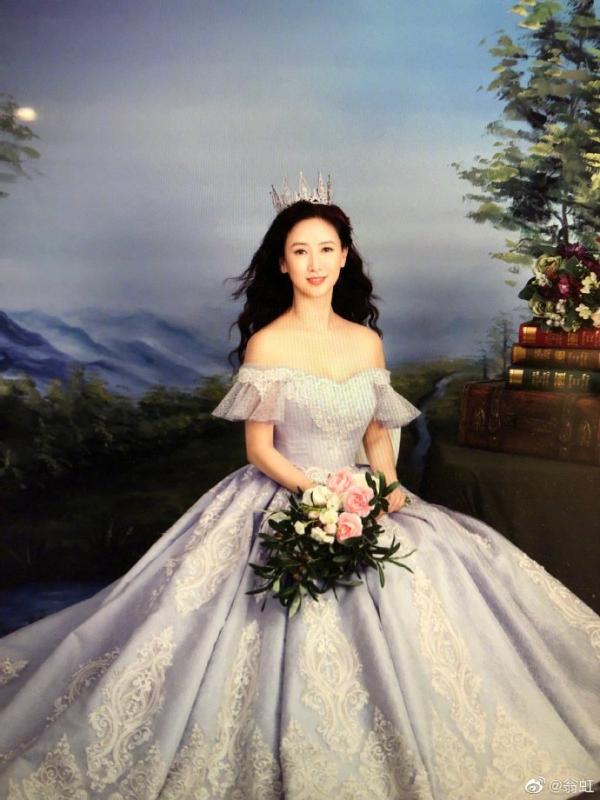 翁虹晒婚纱旧照庆祝结婚15周年 设计水晶花蛋糕心意满满_久之资讯_久之网