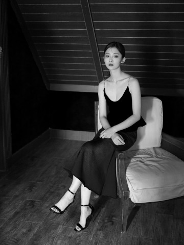 “太子妃”邵芸写真释出 演绎蓝色系裙装的独家浪漫