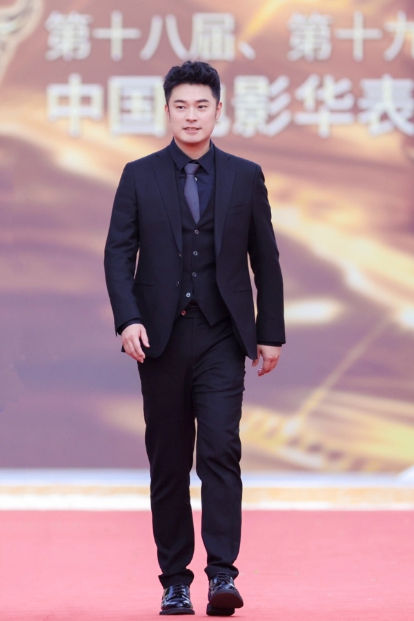 陈赫出席第18届、第19届中国电影华表奖，开场节目献唱《光辉》