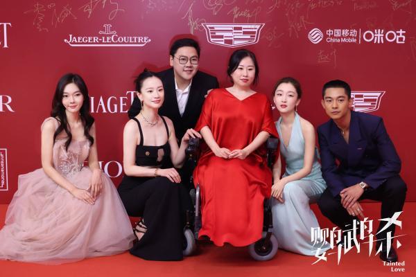 《鹦鹉杀》亮相上海国际电影节红毯 周冬雨领衔剧组尽显有爱“团魂”