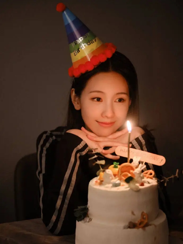 陈都灵30岁生日照释出 戴生日帽吹蜡烛又美又浪漫