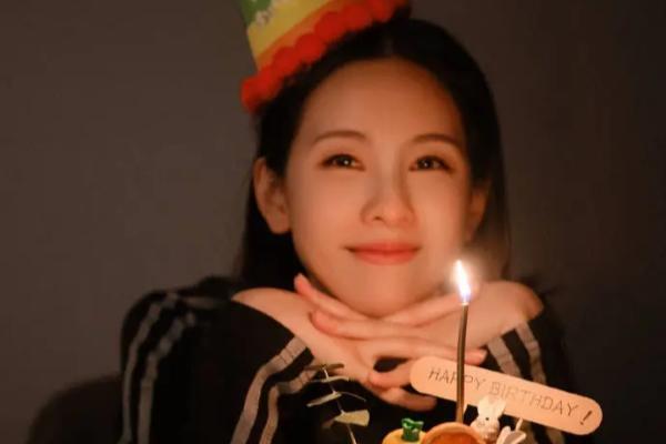 陈都灵30岁生日照释出 戴生日帽吹蜡烛又美又浪漫