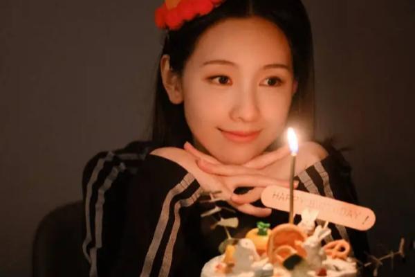 陈都灵30岁生日照释出 戴生日帽吹蜡烛又美又浪漫