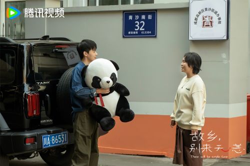 曾柯琅送李雪琴熊猫玩偶