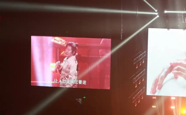 郑钧演唱会上表白刘芸 老婆在台下比心回应太浪漫