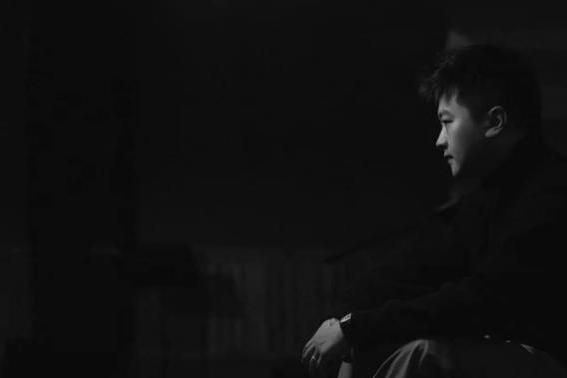 歌手闫安时隔17年后再度崭露头角，正式发布全新专辑《卅柒》