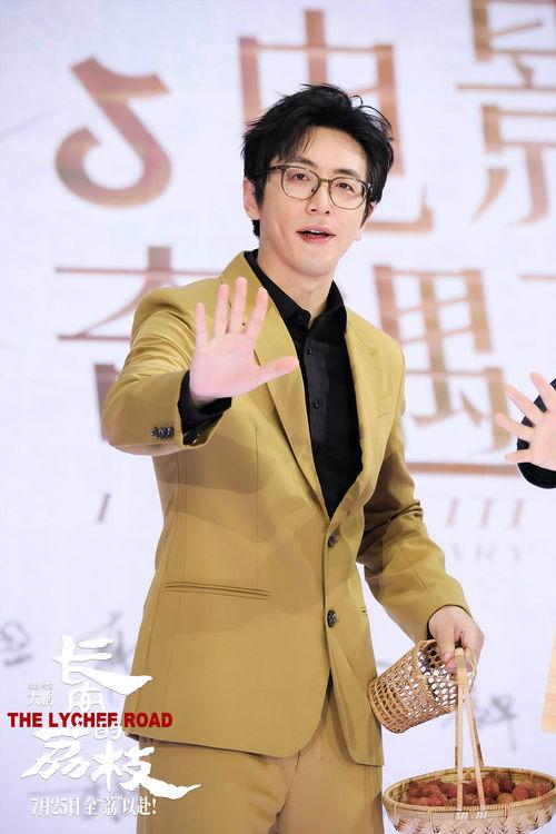 《长安的荔枝》给“荔”亮相华语巨制巡礼和抖音电影奇遇夜 大鹏化身“荔枝使”满场送荔枝