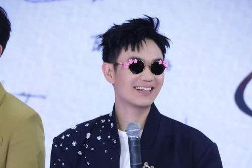《长安的荔枝》给“荔”亮相华语巨制巡礼和抖音电影奇遇夜 大鹏化身“荔枝使”满场送荔枝