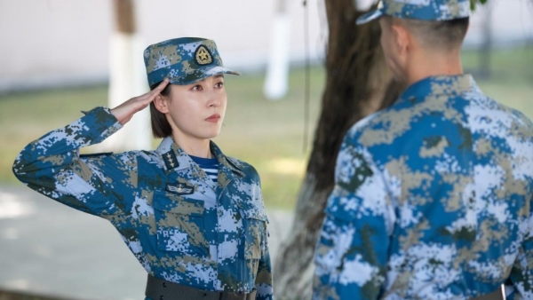 骆言新剧《爱上海军蓝》燃情开播 飒爽戎装首次诠释军人形象