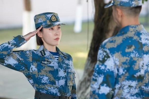 骆言新剧《爱上海军蓝》燃情开播 飒爽戎装首次诠释军人形象