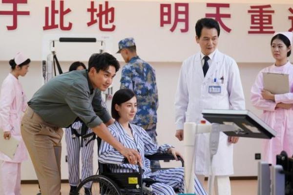 骆言新剧《爱上海军蓝》燃情开播 飒爽戎装首次诠释军人形象
