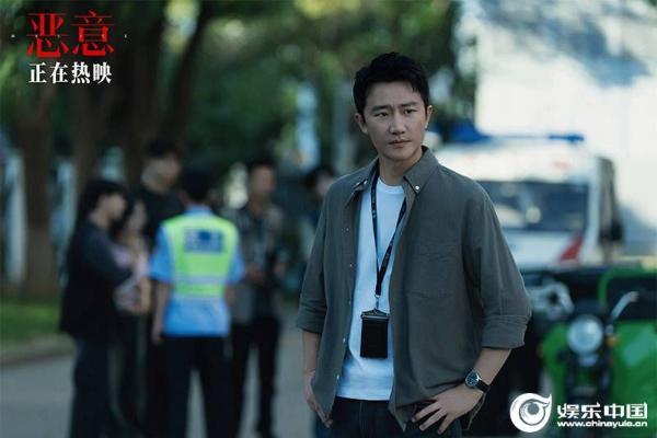 陈思诚新片《恶意》曝“恶女挺酷”片段张小斐黄轩并肩而行秀恩爱