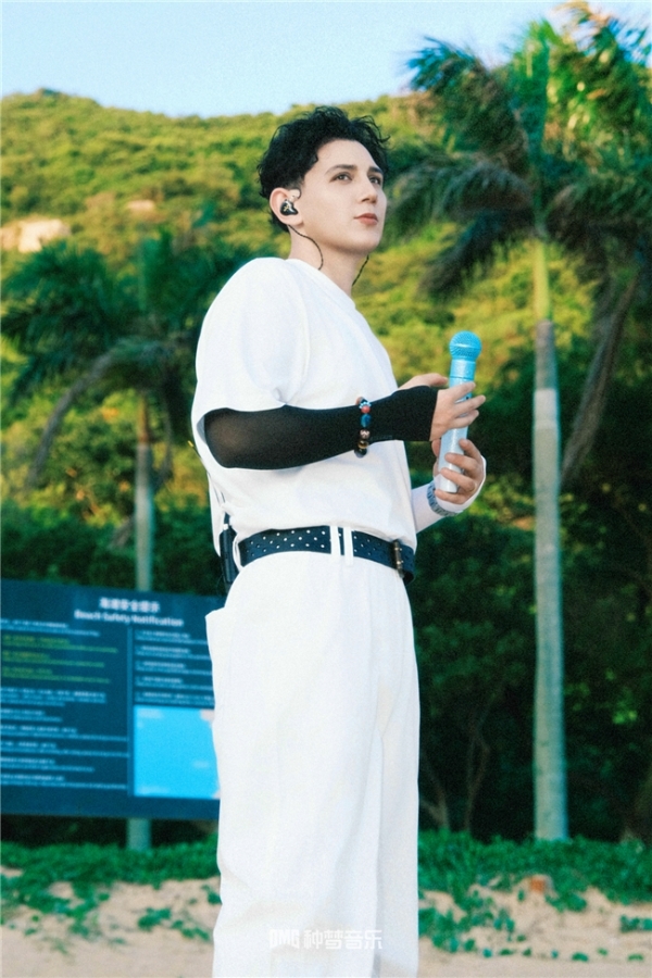 两度登央视春晚 艾热亮相央视新闻《跟着歌声去打卡》海岛音乐会