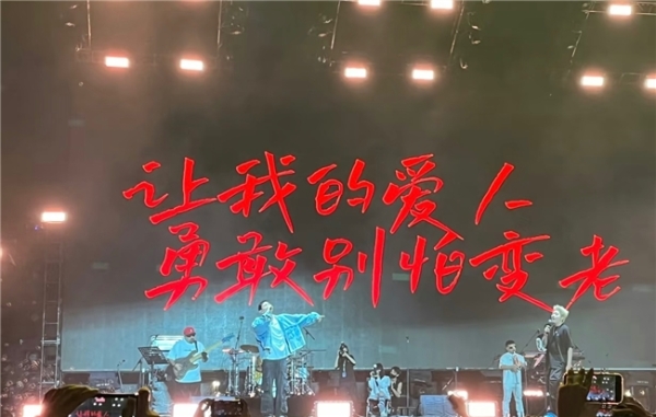 两度登央视春晚 艾热亮相央视新闻《跟着歌声去打卡》海岛音乐会