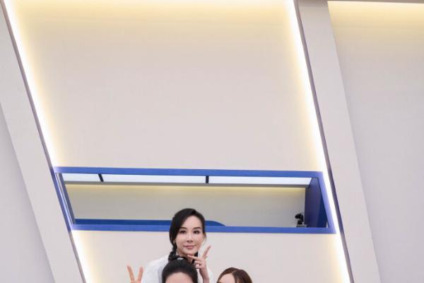 57岁萧蔷乘风护队友刷屏全网：一句退赛宣言，照见内娱最稀缺的担当