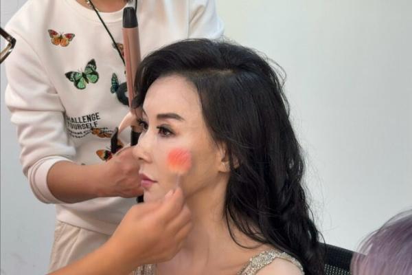 57岁萧蔷乘风护队友刷屏全网：一句退赛宣言，照见内娱最稀缺的担当