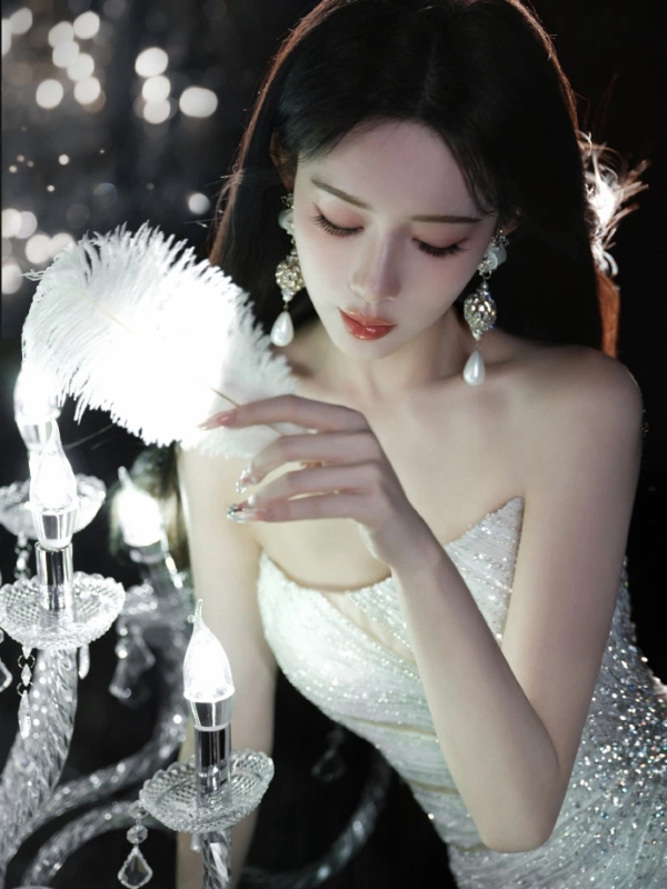 白鹿春日松弛感大片释出！白蕾丝毛衣露肩杀，甜酷氛围直接拉满