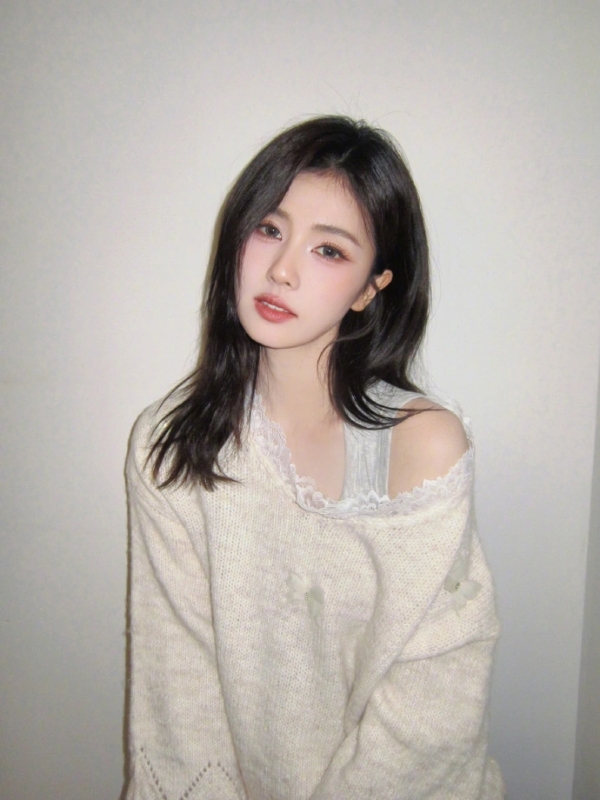 白鹿春日松弛感大片释出！白蕾丝毛衣露肩杀，甜酷氛围直接拉满