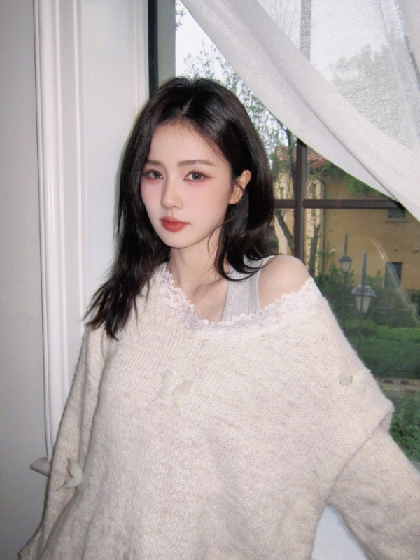 白鹿春日松弛感大片释出！白蕾丝毛衣露肩杀，甜酷氛围直接拉满