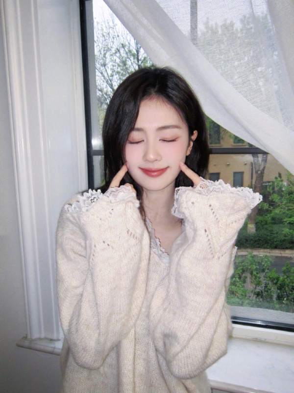 白鹿春日松弛感大片释出！白蕾丝毛衣露肩杀，甜酷氛围直接拉满