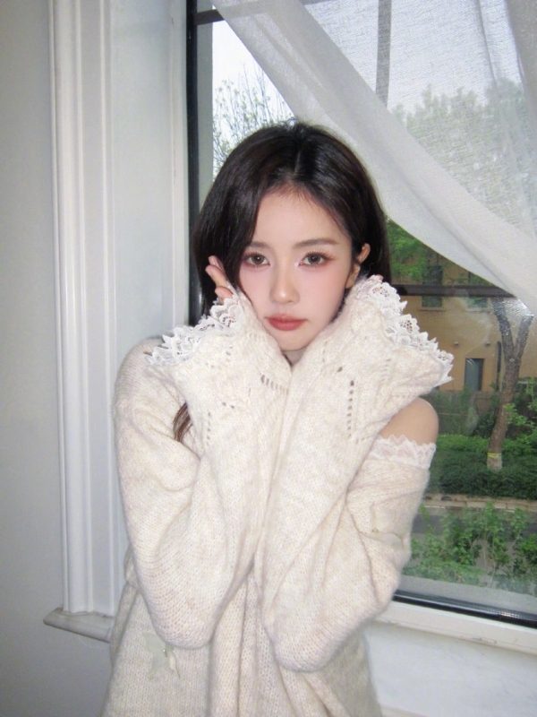 白鹿春日松弛感大片释出！白蕾丝毛衣露肩杀，甜酷氛围直接拉满