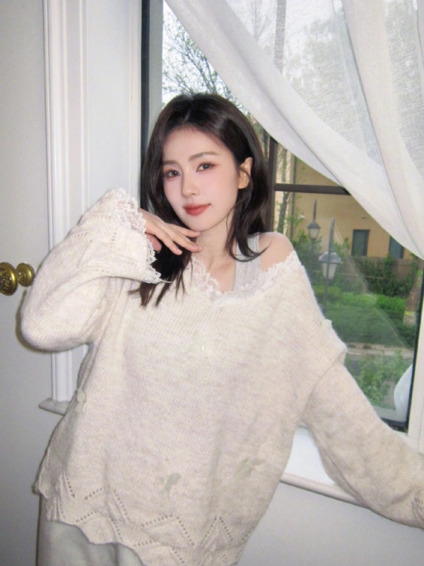 白鹿春日松弛感大片释出！白蕾丝毛衣露肩杀，甜酷氛围直接拉满