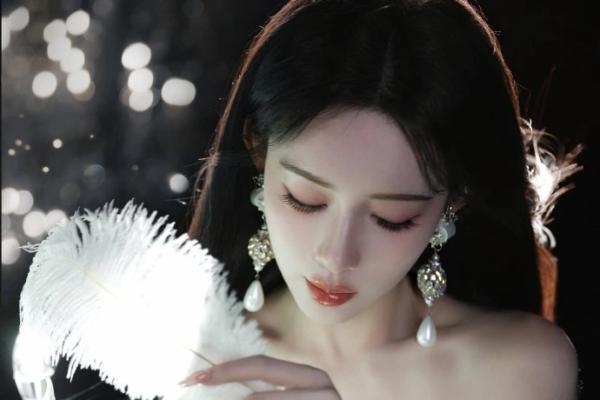 白鹿春日松弛感大片释出！白蕾丝毛衣露肩杀，甜酷氛围直接拉满