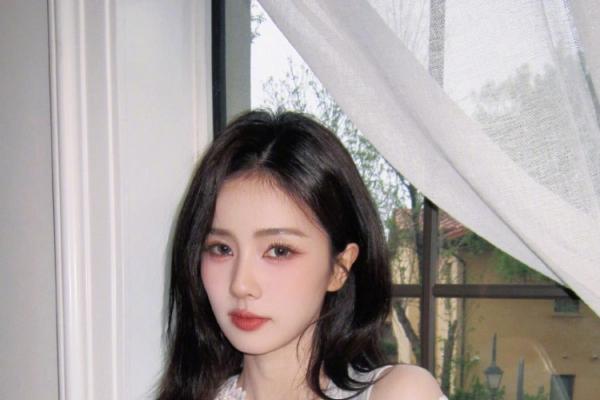 白鹿春日松弛感大片释出！白蕾丝毛衣露肩杀，甜酷氛围直接拉满