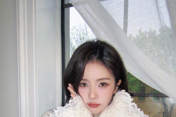 白鹿春日松弛感大片释出！白蕾丝毛衣露肩杀，甜酷氛围直接拉满