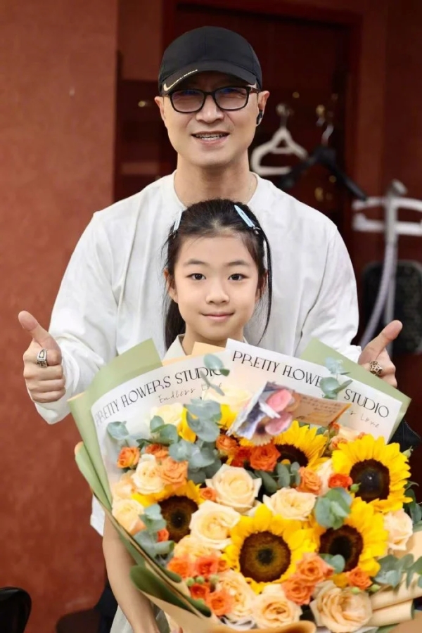 汪峰罕晒小女儿钢琴演出后台照！父女对视甜到犯规，配文藏满老父亲的温柔