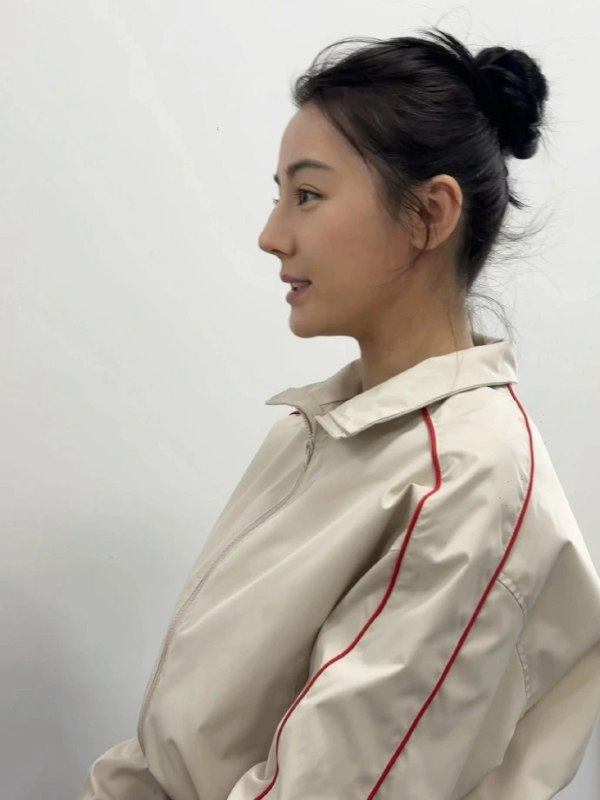 迪丽热巴穿《功夫女足》同款现身杭州，这就是钰珑本人吧！